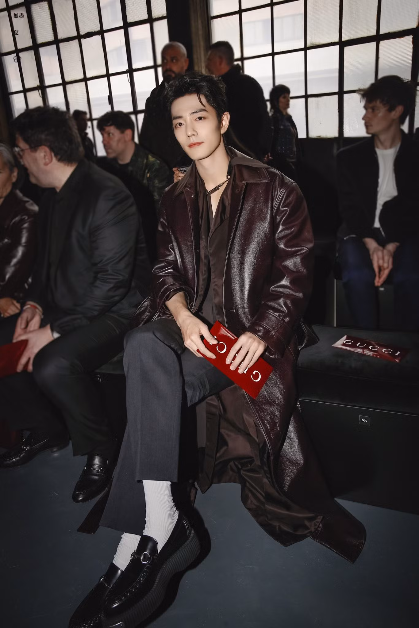 Nam diễn viên Tiêu Chiến xuất hiện tại Milan Fashion Week 2024 với vai trò người đại diện thương hiệu Gucci. Trước đó, Tiêu Chiến có mặt tại show của Tod. Nam diễn viên được nhiều người hâm mộ đón đợi, nhiều từ khóa liên quan đến anh tại tuần lễ thời trang chiếm lĩnh hot search Weibo Trung Quốc. Ảnh: Getty, Weibo.