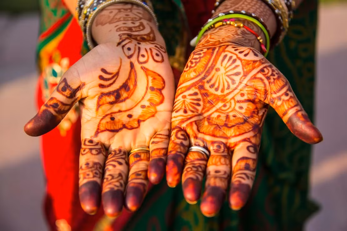 Cô dâu với hình vẽ henna. Ảnh: Getty.