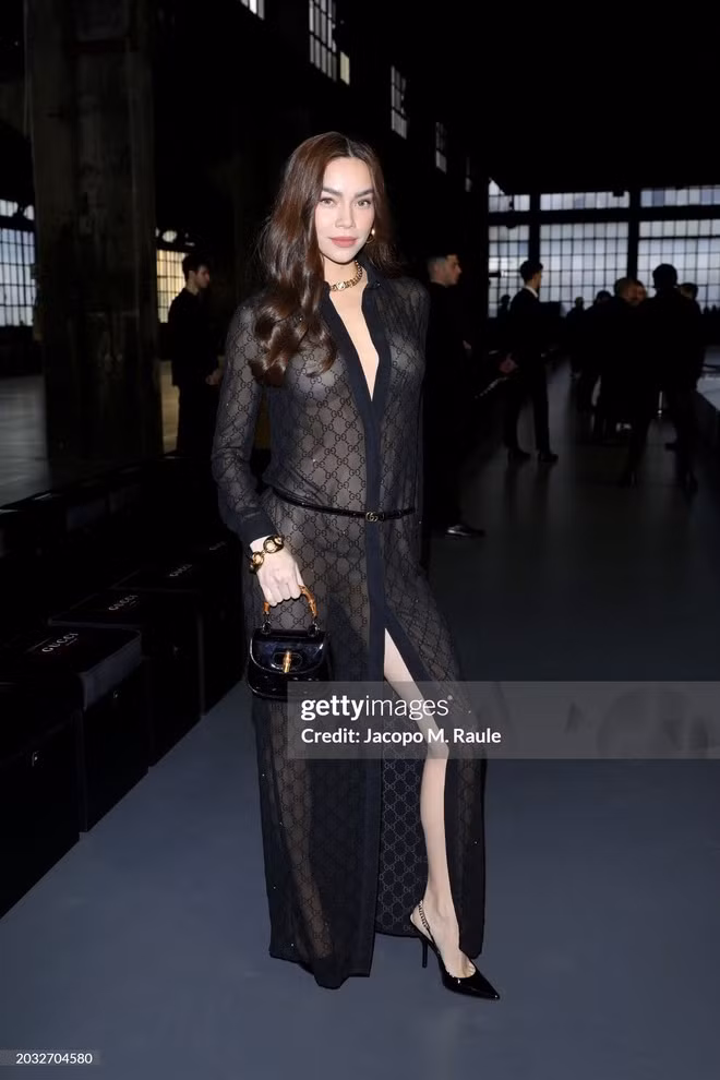 Hồ Ngọc Hà là đại diện duy nhất của Việt Nam tham dự Milan Fashion Week của Gucci ngày 23/2 (giờ địa phương). “Chuyến đi giúp tôi có thêm nhiều trải nghiệm và gặp gỡ, học hỏi từ những ngôi sao lớn trên thế giới” – nữ ca sĩ chia sẻ. Ca sĩ nhận nhiều lời khen ngợi khi không bị "dìm" nhan sắc trước ống kính "hung thần" Getty Image. Ảnh: Getty.