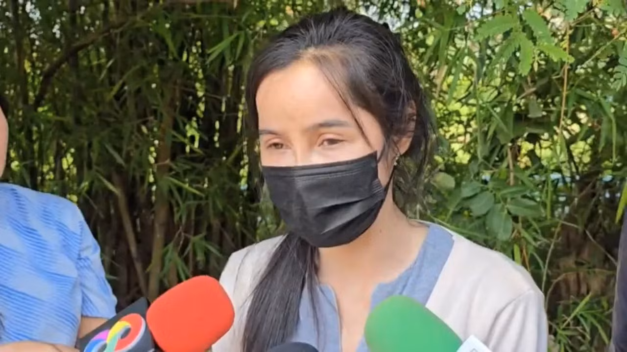 Bạn gái (trái) và cha của nạn nhân trả lời truyền thông.
