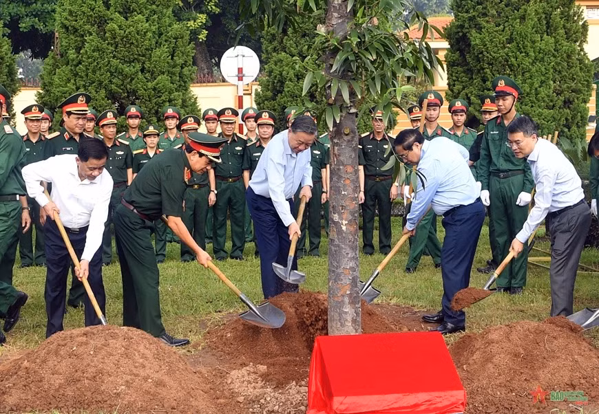 Tổng Bí thư, Chủ tịch nước Tô Lâm và các đại biểu trồng cây tại Sở chỉ huy Bộ Quốc phòng.