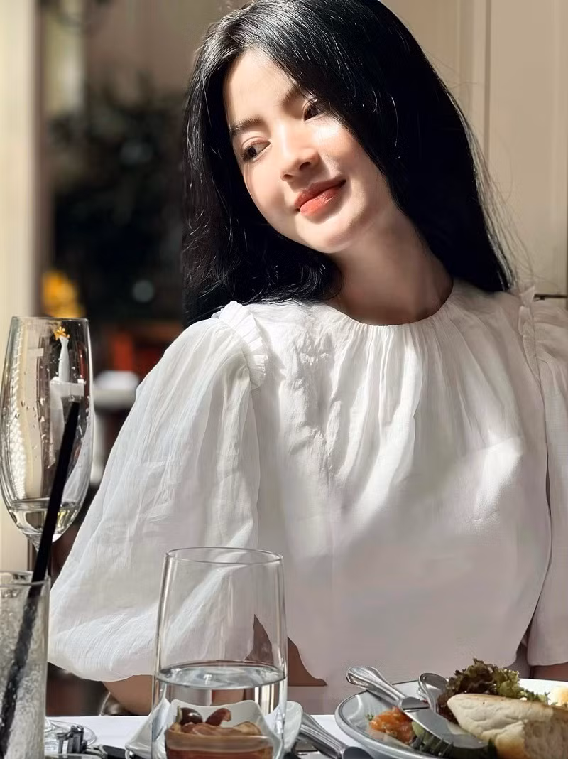 Nguyễn Quang Hải vừa hoàn thành lễ dạm ngõ với bạn gái Chu Thanh Huyền hôm 20/12. Đám cưới cả hai dự định tổ chức vào đầu năm 2024. Thông tin về nửa kia của tiền vệ thuộc biên chế CLB bóng đá Công an Hà Nội nhận được sự quan tâm của dư luận. Nguyễn Quang Hải vừa hoàn thành lễ dạm ngõ với bạn gái Chu Thanh Huyền hôm 20/12. Đám cưới cả hai dự định tổ chức vào đầu năm 2024. Thông tin về nửa kia của tiền vệ thuộc biên chế CLB bóng đá Công an Hà Nội nhận được sự quan tâm của dư luận.