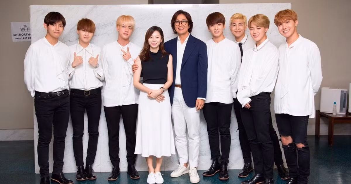 Bae Yong Joon đưa vợ Park Soo Jin đi xem concert của BTS tại Tokyo, Nhật Bản năm 2016. Bae Yong Joon đưa vợ Park Soo Jin đi xem concert của BTS tại Tokyo, Nhật Bản năm 2016.
