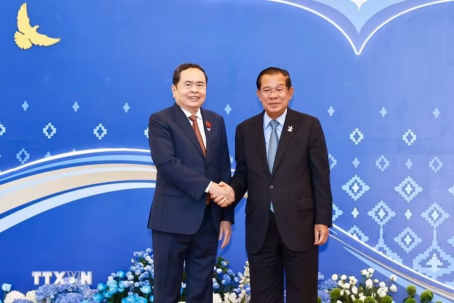 Chủ tịch Đảng Nhân dân Campuchia, Chủ tịch Thượng viện Campuchia Samdech Techo Hun Sen đón Chủ tịch Quốc hội Trần Thanh Mẫn dự Hội nghị. (Ảnh: Doãn Tấn/TTXVN).