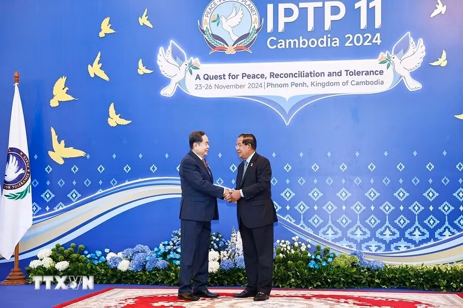 Chủ tịch Đảng Nhân dân Campuchia, Chủ tịch Thượng viện Campuchia Samdech Techo Hun Sen đón Chủ tịch Quốc hội Trần Thanh Mẫn dự Hội nghị. (Ảnh: Doãn Tấn/TTXVN).
