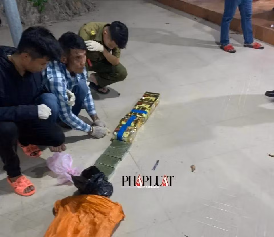 Lực lượng chức năng thu giữ nhiều gói ma tuý, heroin trong vụ án. Ảnh: CTV