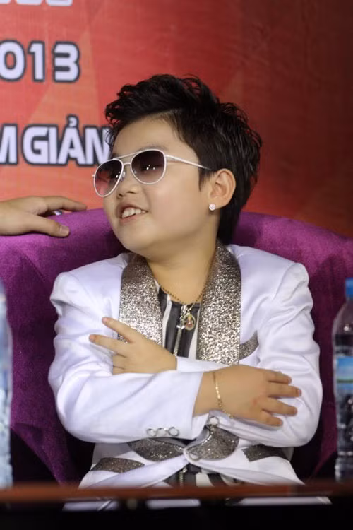 Min Woo thừa nhận vì mải mê chạy show khiến cậu lơ là chuyện học hành. Thấy tiền bối PSY có thể giao tiếp tiếng Anh, đi diễn ở khắp nơi trên thế giới, cậu lên kế hoạch tự học nhưng khi thực hiện lại khó dung nạp vào đầu.