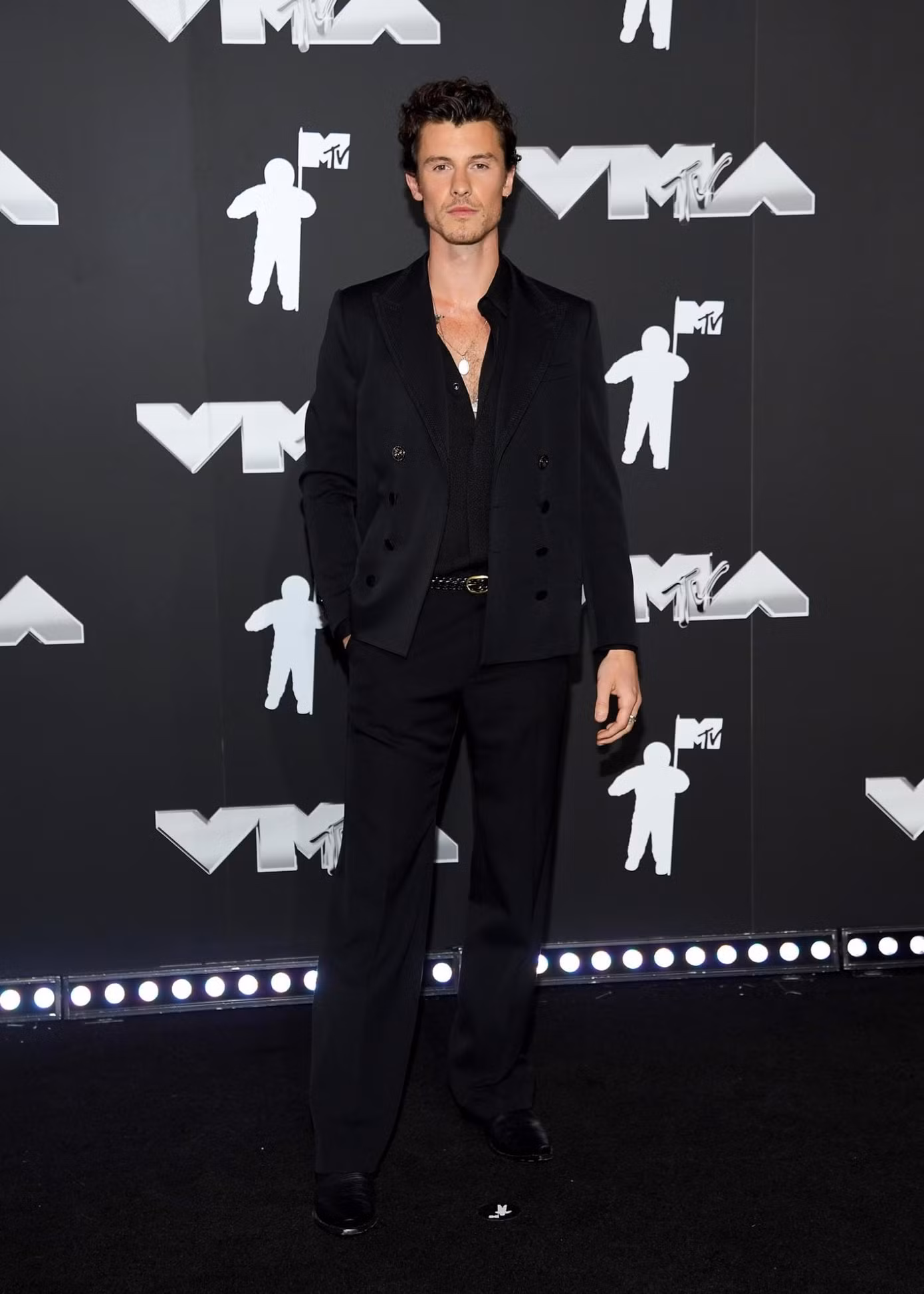 Shawn Mendes mặc bộ vest đen đơn giản đến dự lễ trao giải VMAs.