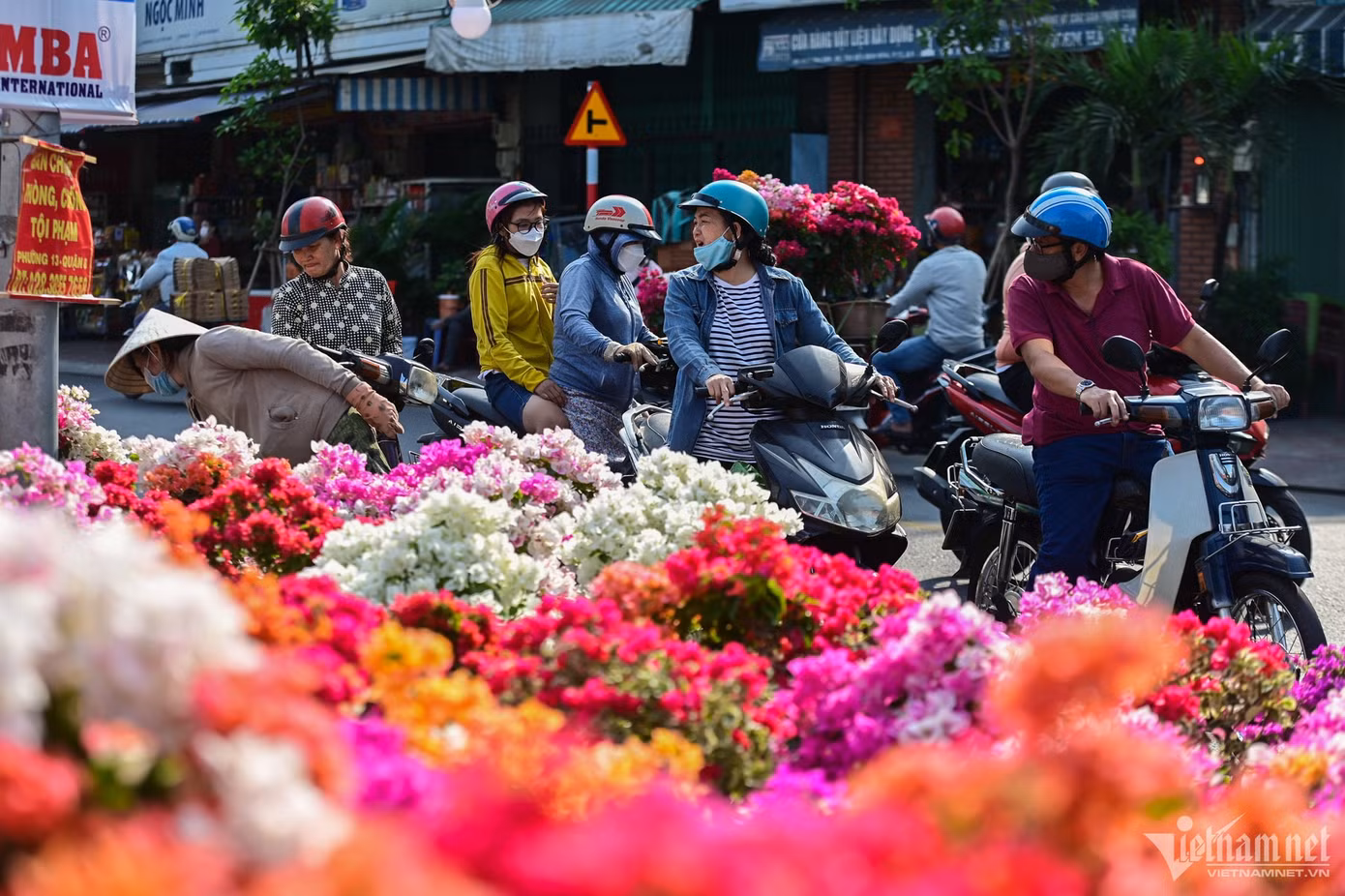 Những chậu hoa giấy đủ màu sắc của chị Lan vùa được mang lên đã có nhiều người ghé mua tấp nập. Bông giấy nở to, đẹp, nhiều màu nhưng chỉ có giá từ 130.000 đồng/chậu. Các chậu lớn hơn, ghép cành tỉ mỉ hơn có giá 3 - 5 triệu đồng/chậu.