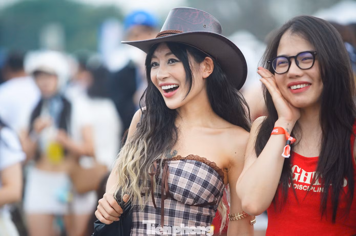 Thời tiết Hà Nội khá mát mẻ, nhiều fan nữ chọn đồ sexy khoe vóc dáng đến cổ vũ dàn sao Kpop.