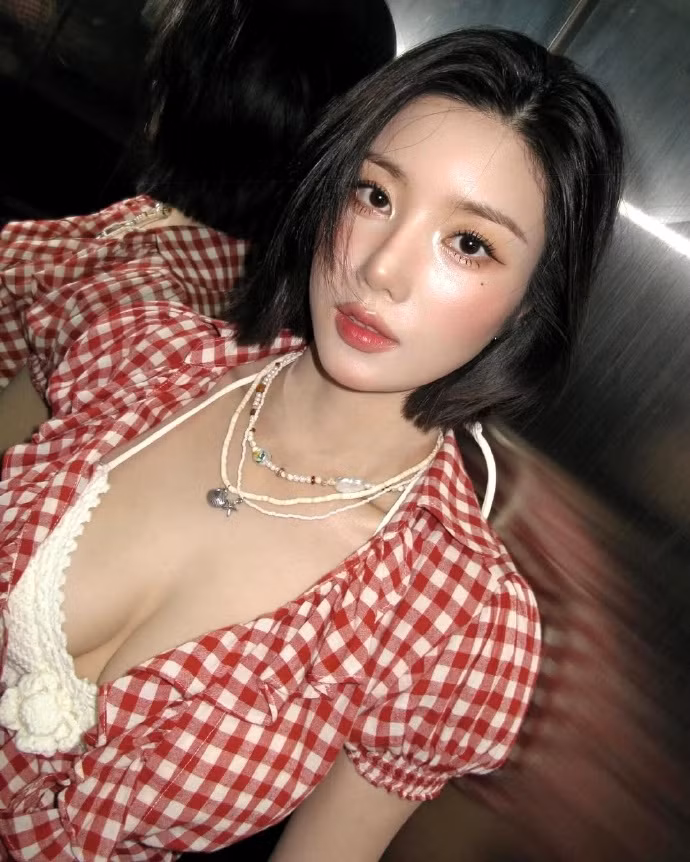 Trang phục diễn ở lễ hội nhạc nước của Eun Bi trong năm thứ 3 liên tiếp tạo cơn sốt mạng xã hội. Ảnh: Instagram. Trang phục diễn ở lễ hội nhạc nước của Eun Bi trong năm thứ 3 liên tiếp tạo cơn sốt mạng xã hội. Ảnh: Instagram.