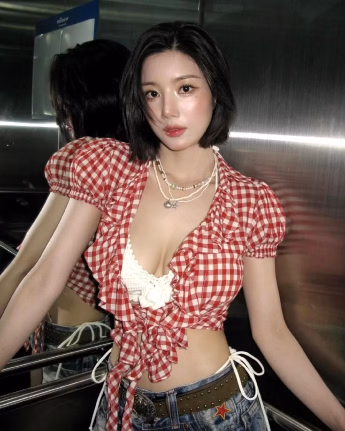 Trang phục diễn ở lễ hội nhạc nước của Eun Bi trong năm thứ 3 liên tiếp tạo cơn sốt mạng xã hội. Ảnh: Instagram. Trang phục diễn ở lễ hội nhạc nước của Eun Bi trong năm thứ 3 liên tiếp tạo cơn sốt mạng xã hội. Ảnh: Instagram.