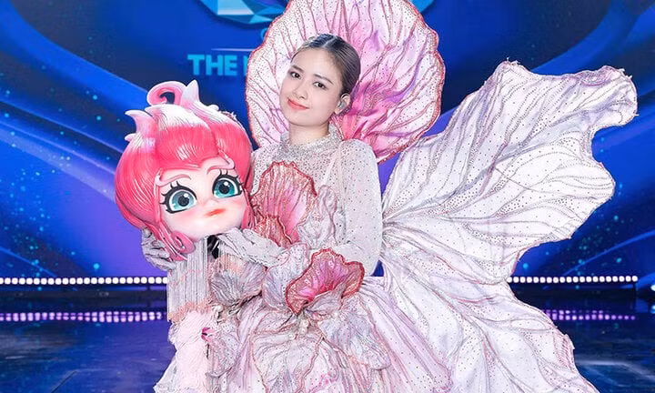 Ca sĩ Hoàng Dũng và ca sĩ Dương Hoàng Yến đều đã bị loại ở Ca sĩ mặt nạ.