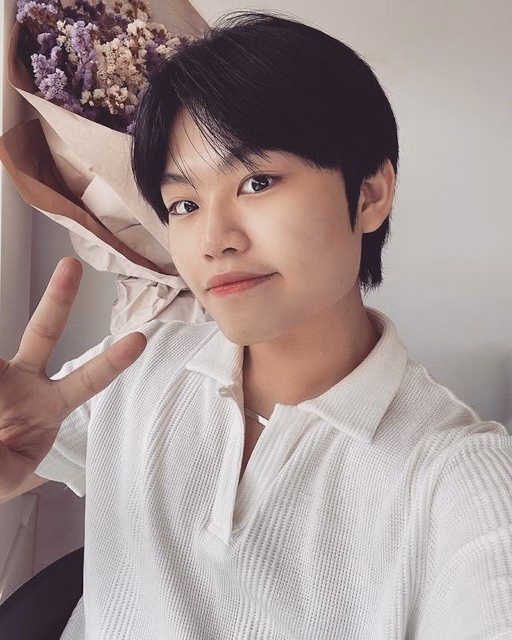 Nhanh chóng nổi tiếng từ sớm khiến Hwang Min Woo gặp không ít phiền toái. Cậu từng bị bạn bè dọa nạt vì nổi tiếng. Tại chương trình Good day, “tiểu PSY” kể sợ bị đàn anh trong trường đánh. Phải mất một thời gian mọi chuyện mới bình ổn khi nhờ đến sự can thiệp của phụ huynh.