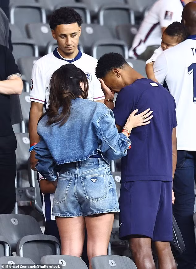 Ollie Watkins, người giúp tuyển Anh góp mặt trong trận chung kết nhờ bàn thắng đốt lưới Hà Lan, đã được bạn gái và anh trai an ủi trên khán đài sau trận thua.