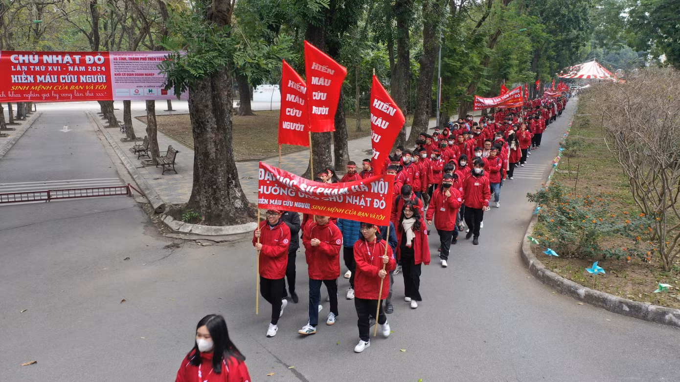 Từng đoàn nối tiếp nhau diễn hành trong khuôn viên Đại học Bách Khoa Hà Nội. Từng đoàn nối tiếp nhau diễn hành trong khuôn viên Đại học Bách Khoa Hà Nội.