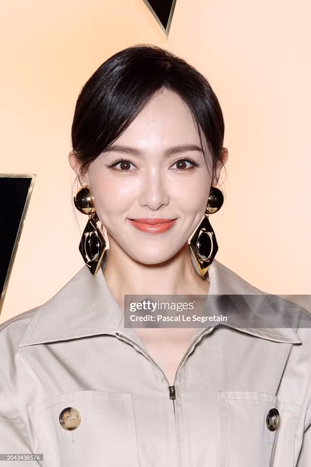 Ảnh camera thường của Đường Yên tại show diễn của YSL tại tuần lễ thời trang Paris. Cư dân mạng đánh giá cao lớp make up của nữ diễn viên Bên nhau trọn đời. Trước đó nhiều ngôi sao Trung Quốc lộ lớp nền lỗi khi xuất hiện trước ống kính Getty Image.