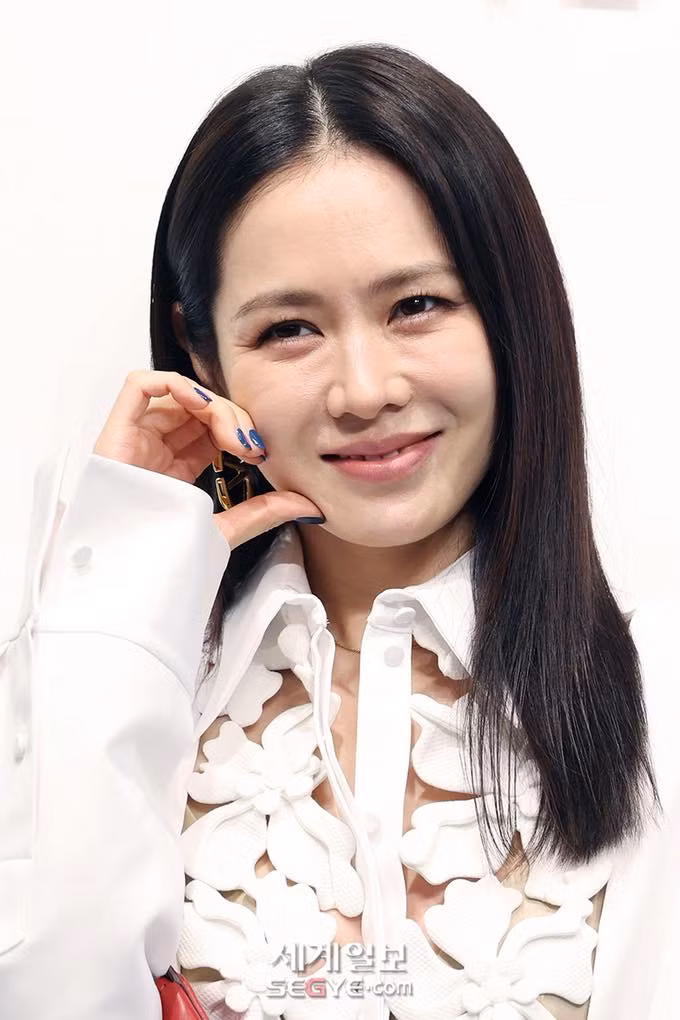 Lớp trang điểm của Son Ye Jin khi tham gia sự kiện bị nhiều khán giả nhận xét nhợt nhạt, thiếu sức sống. Lớp trang điểm của Son Ye Jin khi tham gia sự kiện bị nhiều khán giả nhận xét nhợt nhạt, thiếu sức sống.