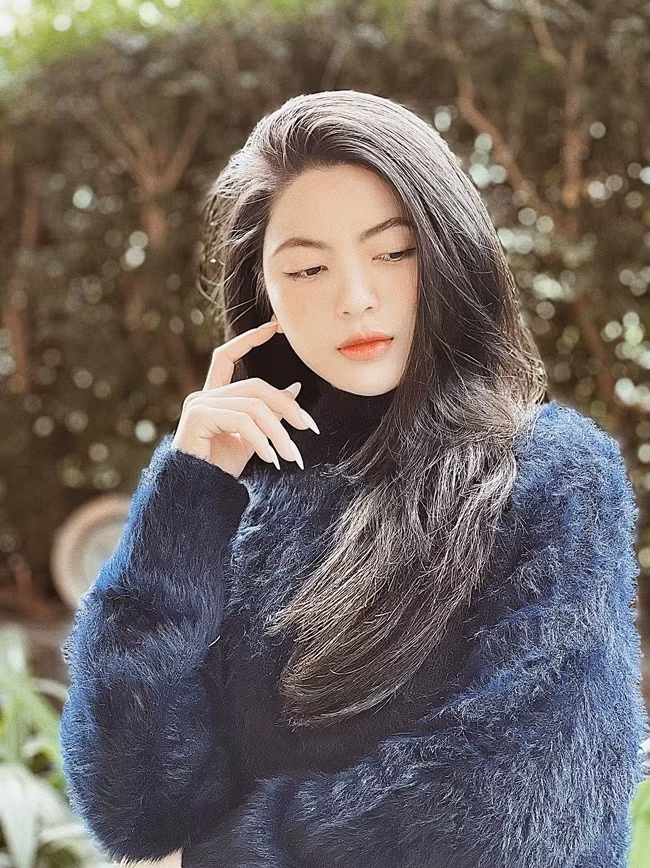 Nhiều người cho rằng phong cách thời trang của Chu Thanh Huyền khiến cô chững chạc hơn tuổi thật. Bạn gái Quang Hải sinh năm 2000, kinh doanh tự do. Một thời gian, cô nổ ra tranh cãi vì khai tuổi mỗi lúc một kiểu, có thời điểm cô tiết lộ sinh năm 1994, lúc thay đổi thành 1998. Trong lần livestream, Chu Thanh Huyền chia sẻ năm sinh đúng của cô là 2000, nhưng vì đi làm sớm nên đành khai gian tuổi để dễ nhận việc. Nhiều người cho rằng phong cách thời trang của Chu Thanh Huyền khiến cô chững chạc hơn tuổi thật. Bạn gái Quang Hải sinh năm 2000, kinh doanh tự do. Một thời gian, cô nổ ra tranh cãi vì khai tuổi mỗi lúc một kiểu, có thời điểm cô tiết lộ sinh năm 1994, lúc thay đổi thành 1998. Trong lần livestream, Chu Thanh Huyền chia sẻ năm sinh đúng của cô là 2000, nhưng vì đi làm sớm nên đành khai gian tuổi để dễ nhận việc.