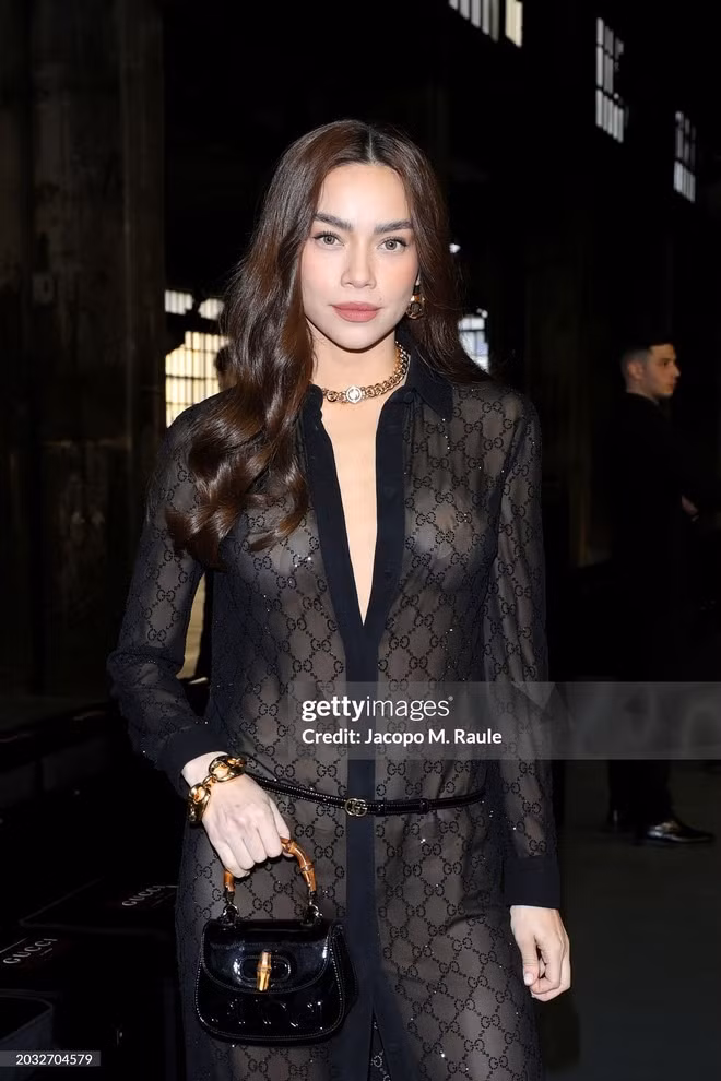 Hồ Ngọc Hà là đại diện duy nhất của Việt Nam tham dự Milan Fashion Week của Gucci ngày 23/2 (giờ địa phương). “Chuyến đi giúp tôi có thêm nhiều trải nghiệm và gặp gỡ, học hỏi từ những ngôi sao lớn trên thế giới” – nữ ca sĩ chia sẻ. Ca sĩ nhận nhiều lời khen ngợi khi không bị "dìm" nhan sắc trước ống kính "hung thần" Getty Image. Ảnh: Getty.