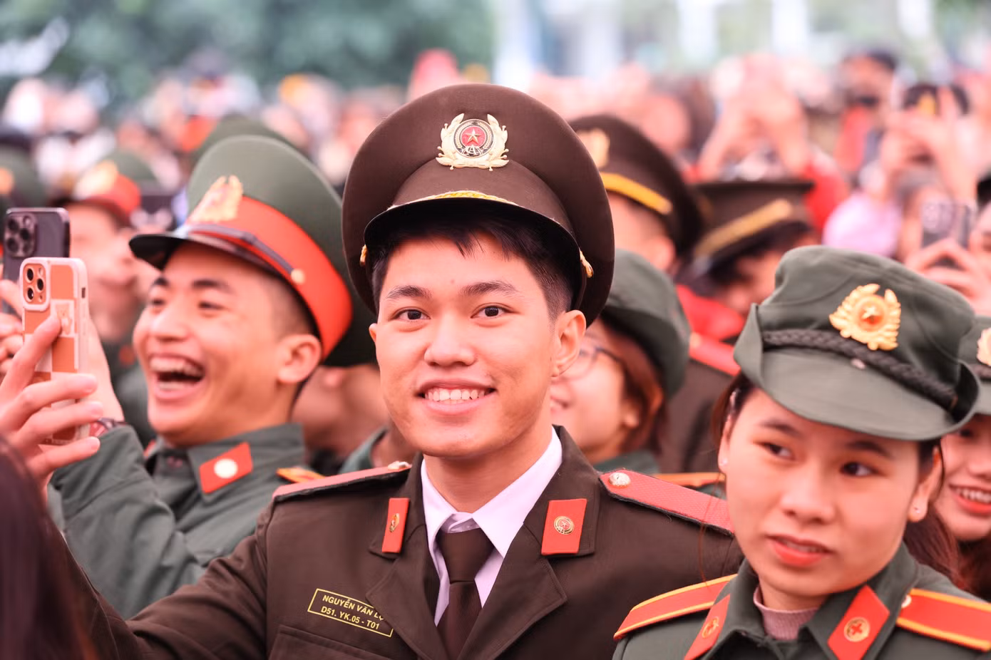 Ngày hội chính Chủ Nhật Đỏ lần thứ 16 với thông điệp “Hiến máu cứu người – Sinh mệnh của bạn và tôi” tiếp tục được vang lên mạnh mẽ, với sự tham dự của các đồng chí Lãnh đạo Trung ương Đoàn TNCS Hồ Chí Minh, Bộ Y tế, Bộ Công an, Uỷ Ban An toàn Giao thông Quốc gia, Ban Chỉ đạo Quốc gia vận động hiến máu tình nguyện. Ngày hội chính Chủ Nhật Đỏ lần thứ 16 với thông điệp “Hiến máu cứu người – Sinh mệnh của bạn và tôi” tiếp tục được vang lên mạnh mẽ, với sự tham dự của các đồng chí Lãnh đạo Trung ương Đoàn TNCS Hồ Chí Minh, Bộ Y tế, Bộ Công an, Uỷ Ban An toàn Giao thông Quốc gia, Ban Chỉ đạo Quốc gia vận động hiến máu tình nguyện.