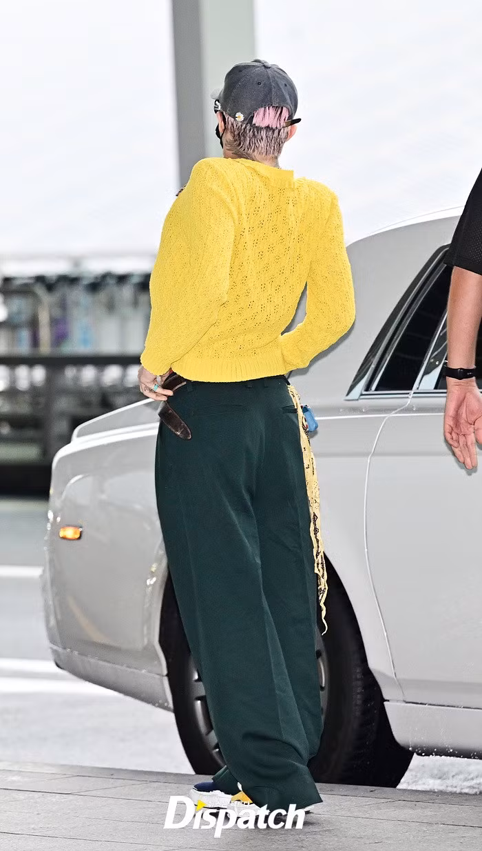 Thời trang sân bay của G-Dragon khi từ Hàn Quốc đến Hà Nội, Việt Nam. Ảnh: Dispatch.