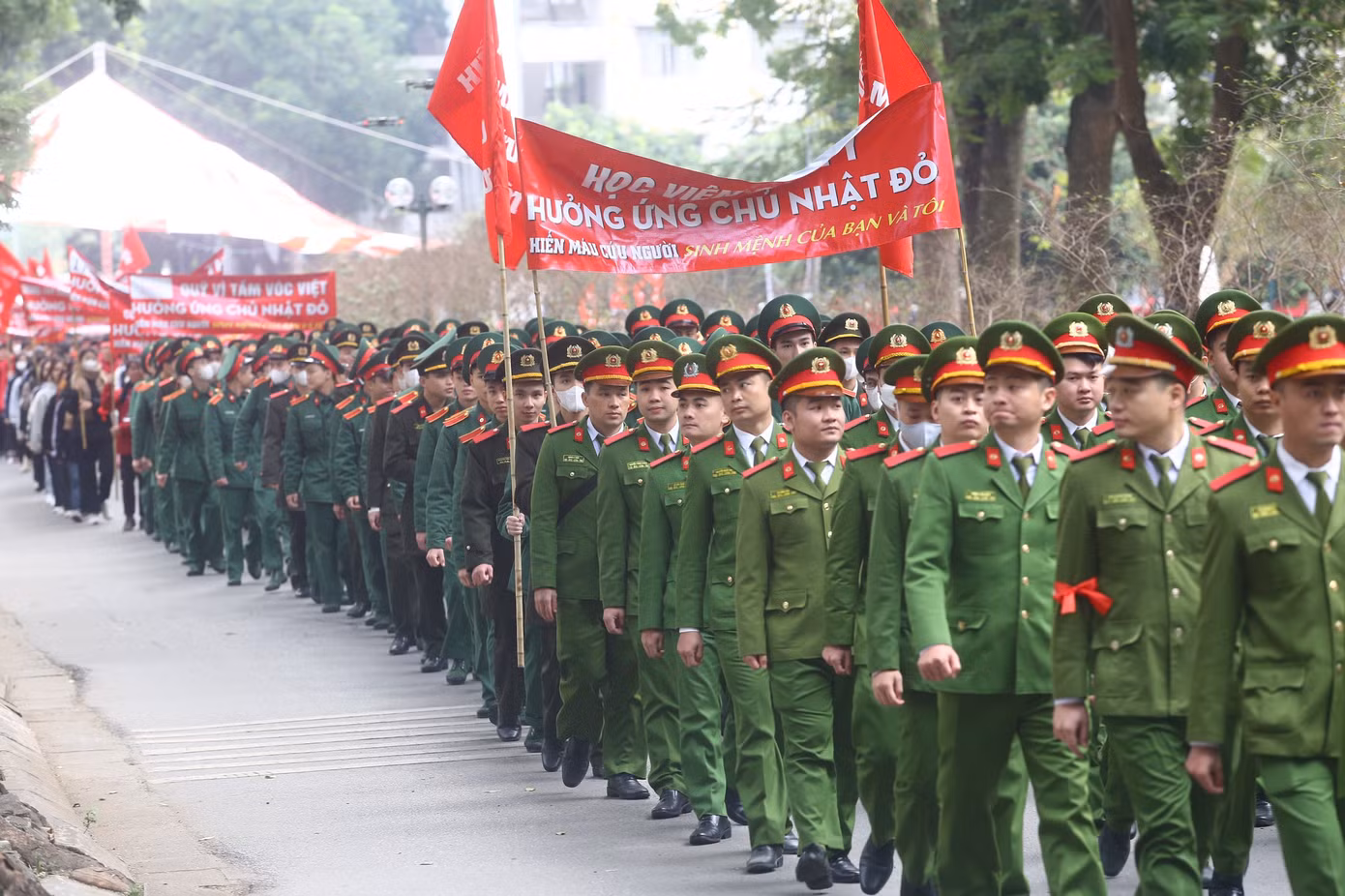 Năm 2024 là lần thứ 16 chương trình được tổ chức, với sự tham gia của hơn 45 tỉnh, thành phố và nhiều cơ quan, đơn vị, trường học... hưởng ứng tổ chức. Dự kiến năm nay Chủ Nhật Đỏ tiếp nhận 45.000-50.000 đơn vị máu. Năm 2023, chương trình đã tiếp nhận gần 60.000 đơn vị máu, vượt kế hoạch đề ra gần 10.000 đơn vị. Năm 2024 là lần thứ 16 chương trình được tổ chức, với sự tham gia của hơn 45 tỉnh, thành phố và nhiều cơ quan, đơn vị, trường học... hưởng ứng tổ chức. Dự kiến năm nay Chủ Nhật Đỏ tiếp nhận 45.000-50.000 đơn vị máu. Năm 2023, chương trình đã tiếp nhận gần 60.000 đơn vị máu, vượt kế hoạch đề ra gần 10.000 đơn vị.