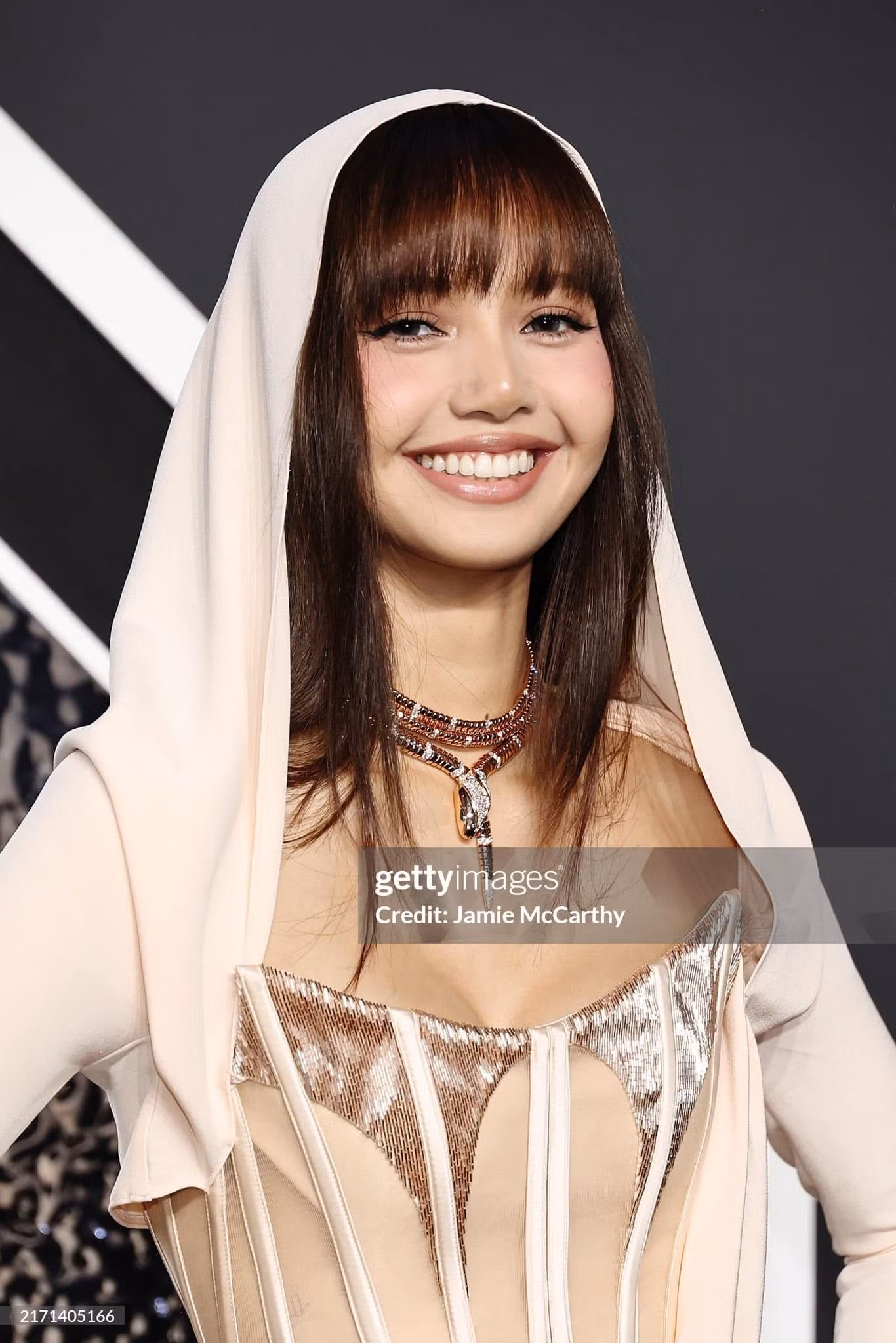 Xuất hiện trong chiếc váy bó màu nude, mũ trùm đầu cùng dây chuyền Bulgari Serpenti màu vàng, Lisa nhận được lời khen từ khán giả. Ngôi sao BlackPink biểu diễn tại sự kiện, đĩa đơn Rockstar của cô được đề cử bốn giải thưởng, bao gồm giải Kpop hay nhất và giải Biên tập xuất sắc nhất.