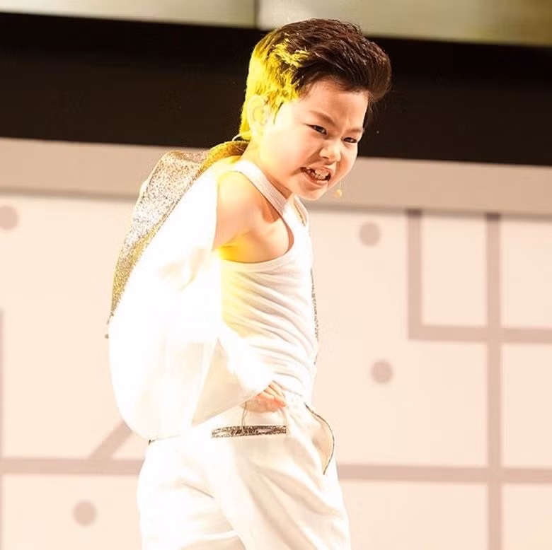 Min Woo thừa nhận vì mải mê chạy show khiến cậu lơ là chuyện học hành. Thấy tiền bối PSY có thể giao tiếp tiếng Anh, đi diễn ở khắp nơi trên thế giới, cậu lên kế hoạch tự học nhưng khi thực hiện lại khó dung nạp vào đầu.
