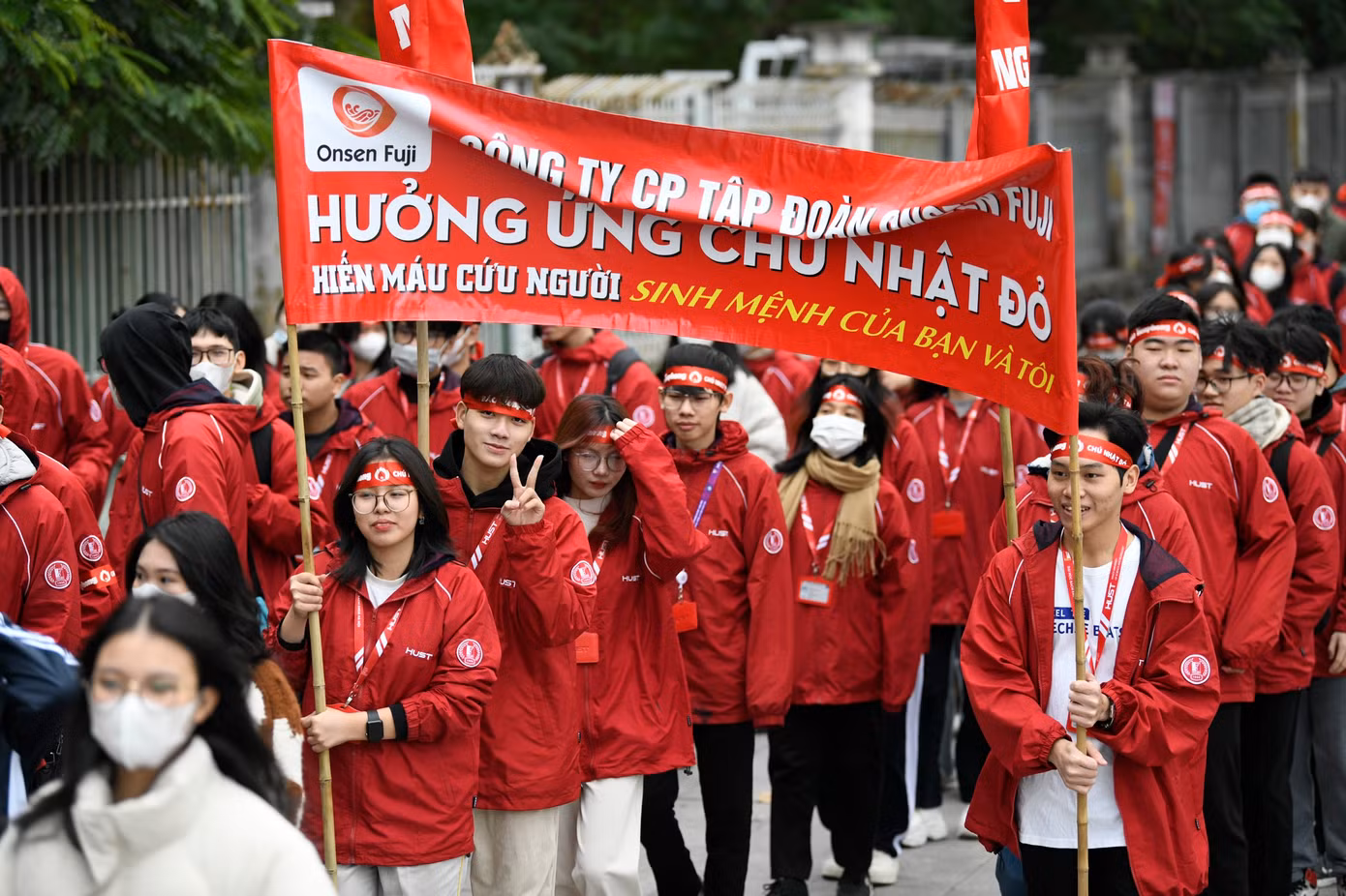 Mặc thời tiết rét đậm, hàng trăm sinh viên các đại học trên địa bàn Hà Nội đã đến từ rất sớm để hưởng ứng hoạt động ý nghĩa này. Mặc thời tiết rét đậm, hàng trăm sinh viên các đại học trên địa bàn Hà Nội đã đến từ rất sớm để hưởng ứng hoạt động ý nghĩa này.