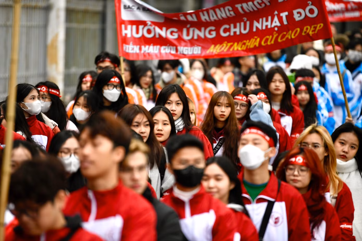 Từng đoàn nối tiếp nhau diễn hành trong khuôn viên Đại học Bách Khoa Hà Nội. Từng đoàn nối tiếp nhau diễn hành trong khuôn viên Đại học Bách Khoa Hà Nội.
