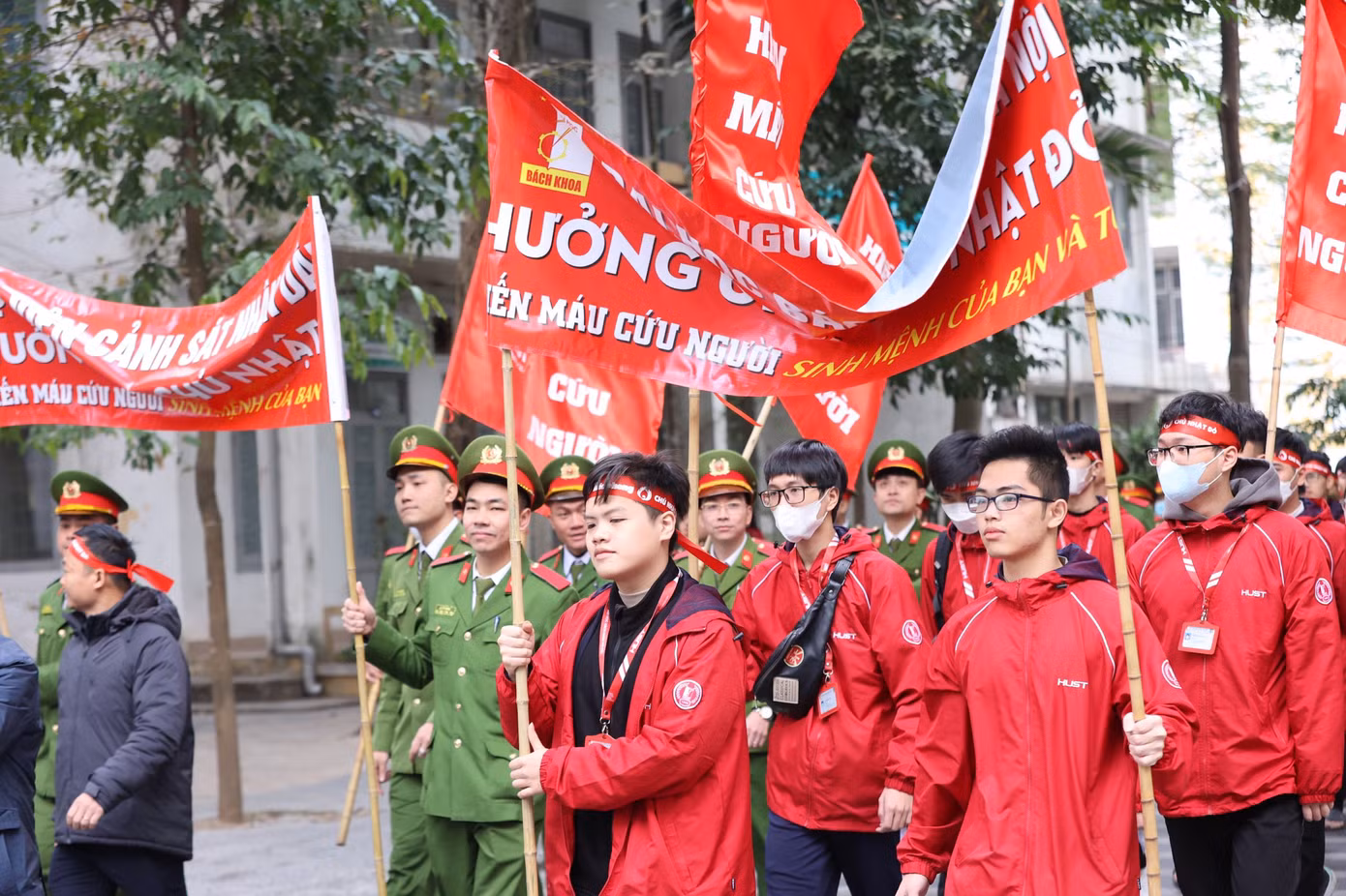 Mặc thời tiết rét đậm, hàng trăm sinh viên các đại học trên địa bàn Hà Nội đã đến từ rất sớm để hưởng ứng hoạt động ý nghĩa này. Mặc thời tiết rét đậm, hàng trăm sinh viên các đại học trên địa bàn Hà Nội đã đến từ rất sớm để hưởng ứng hoạt động ý nghĩa này.