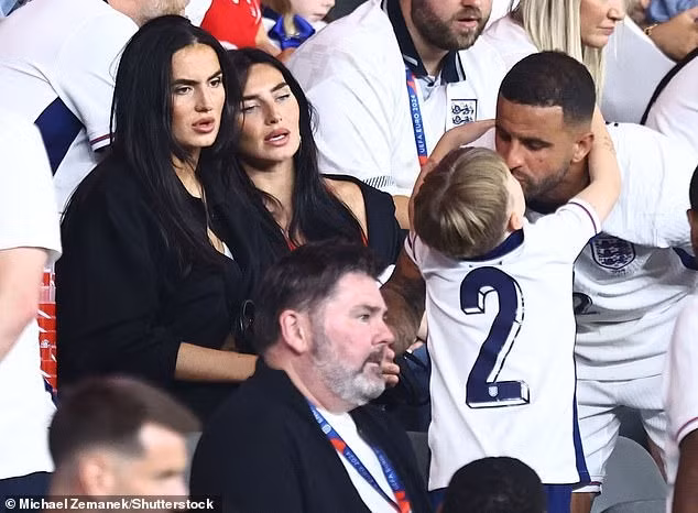 Kyle Walker lên khán đài để hôn con trai khi đội Tam Sư thua Tây Ban Nha với tỷ số 2-1.