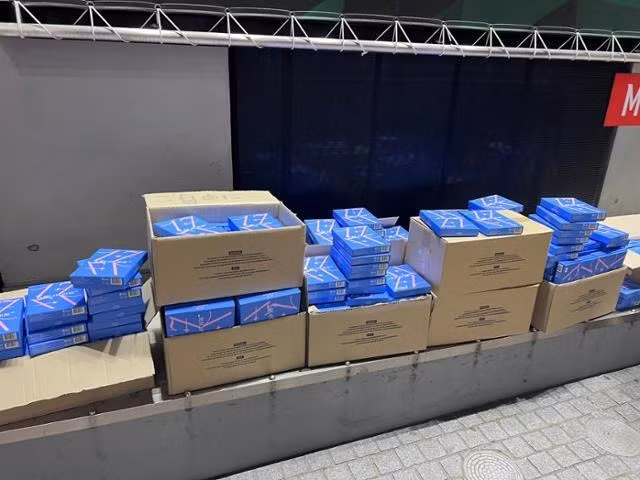 Bức ảnh chụp album mới của Seventeen bị vứt bỏ trên đường phố Shibuya, Tokyo, được một người dùng Nhật Bản đăng trên nền tảng mạng xã hội X ngày 30/4.