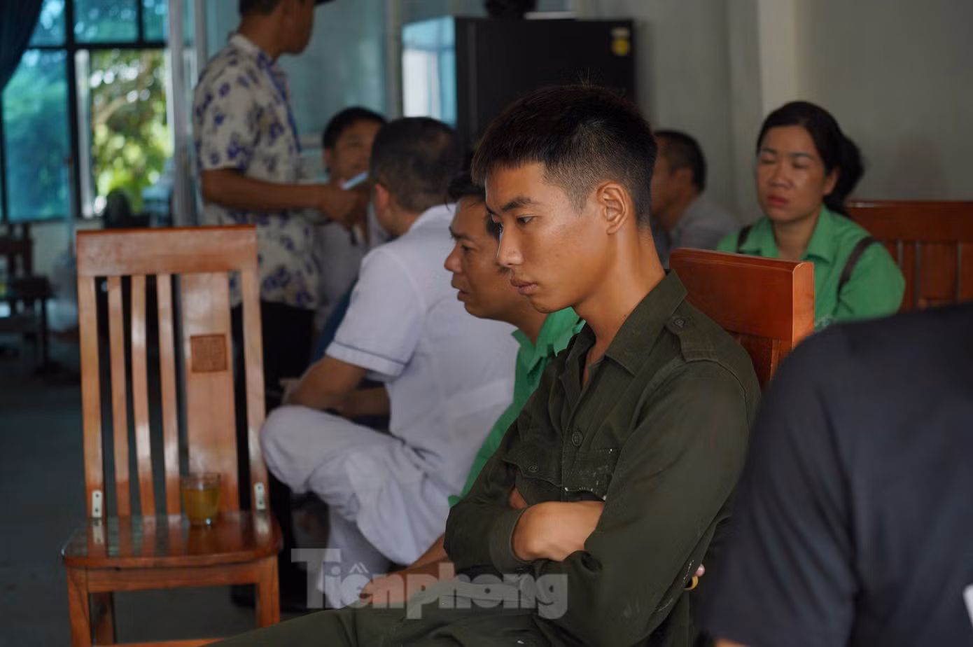 Nhiều người đến trình báo tìm người nhà mất tích. Ảnh: Đức Nguyễn.