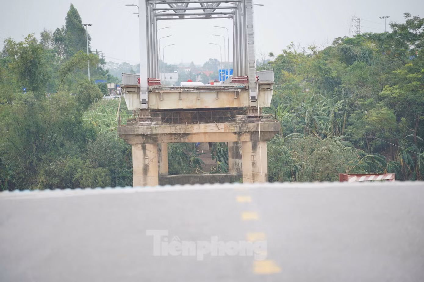 Mảng cầu Phong Châu nằm dưới lòng sông nước chảy xiết. Nhiều người dân địa phương cho biết cầu có dấu hiệu bị nghiêng trụ và rung lắc trước khi sập 10 phút. Ảnh: Đức Nguyễn.