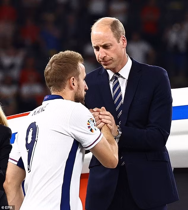 Hoàng tử William bắt tay với đội trưởng đội tuyển Anh Harry Kane.