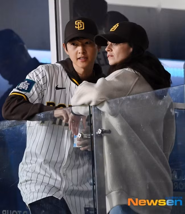 Song Joong Ki cùng vợ Katie Louise Saunders. Ảnh: Newsen, Osen.