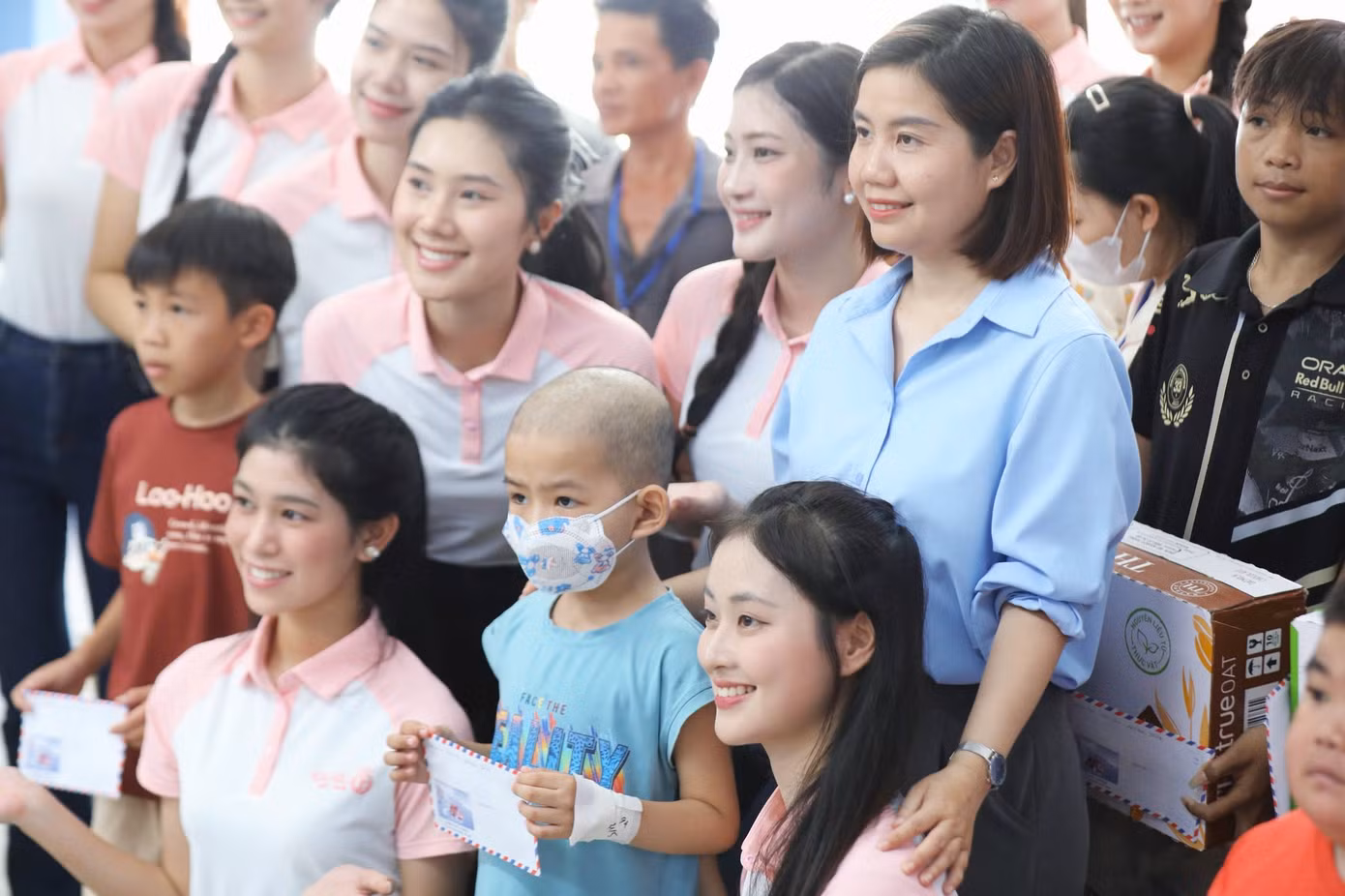 BTC, nhà tài trợ và top 25 thí sinh Hoa hậu Việt Nam 2024 hy vọng những món quà nhỏ tiếp thêm tinh thần cho bệnh nhi vượt qua những cơn đau, và giúp cha mẹ các em vững lòng hơn trên hành trình cùng con chiến đấu với bệnh tật.