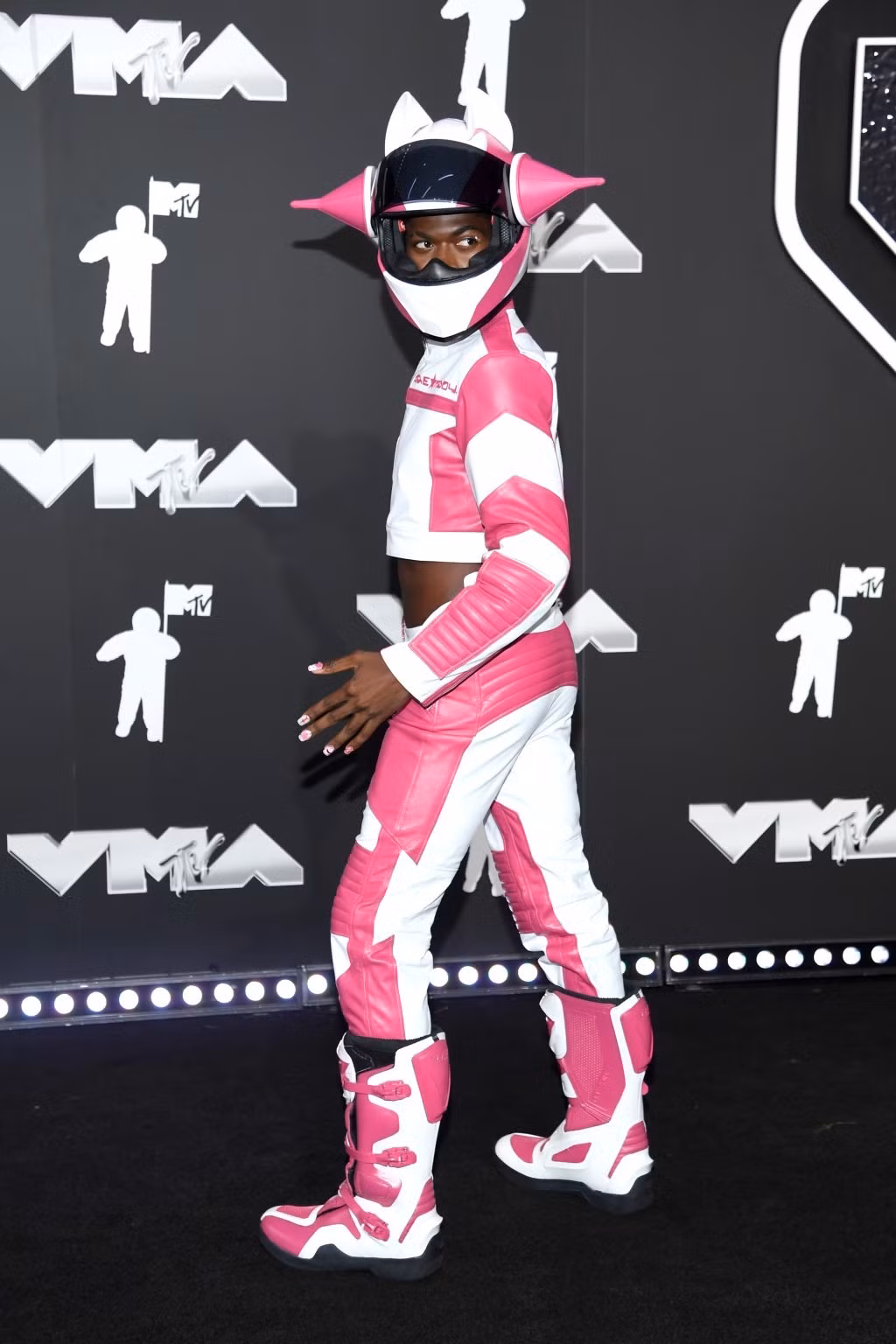 Lil Nas X hóa thân thành Power Rangers trên thảm đỏ VMA.
