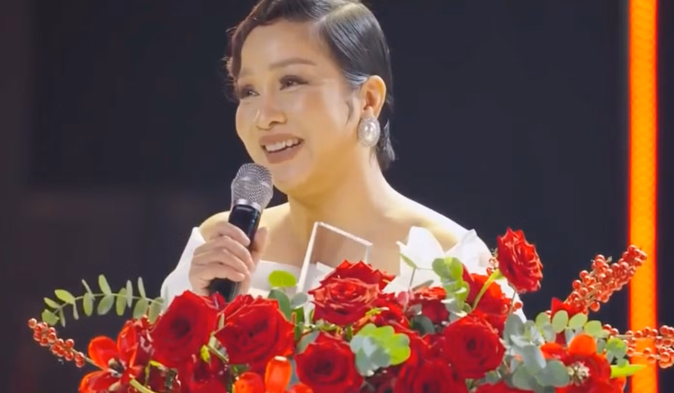 Mỹ Linh nhận giải thưởng phụ. Mỹ Linh nhận giải thưởng phụ.