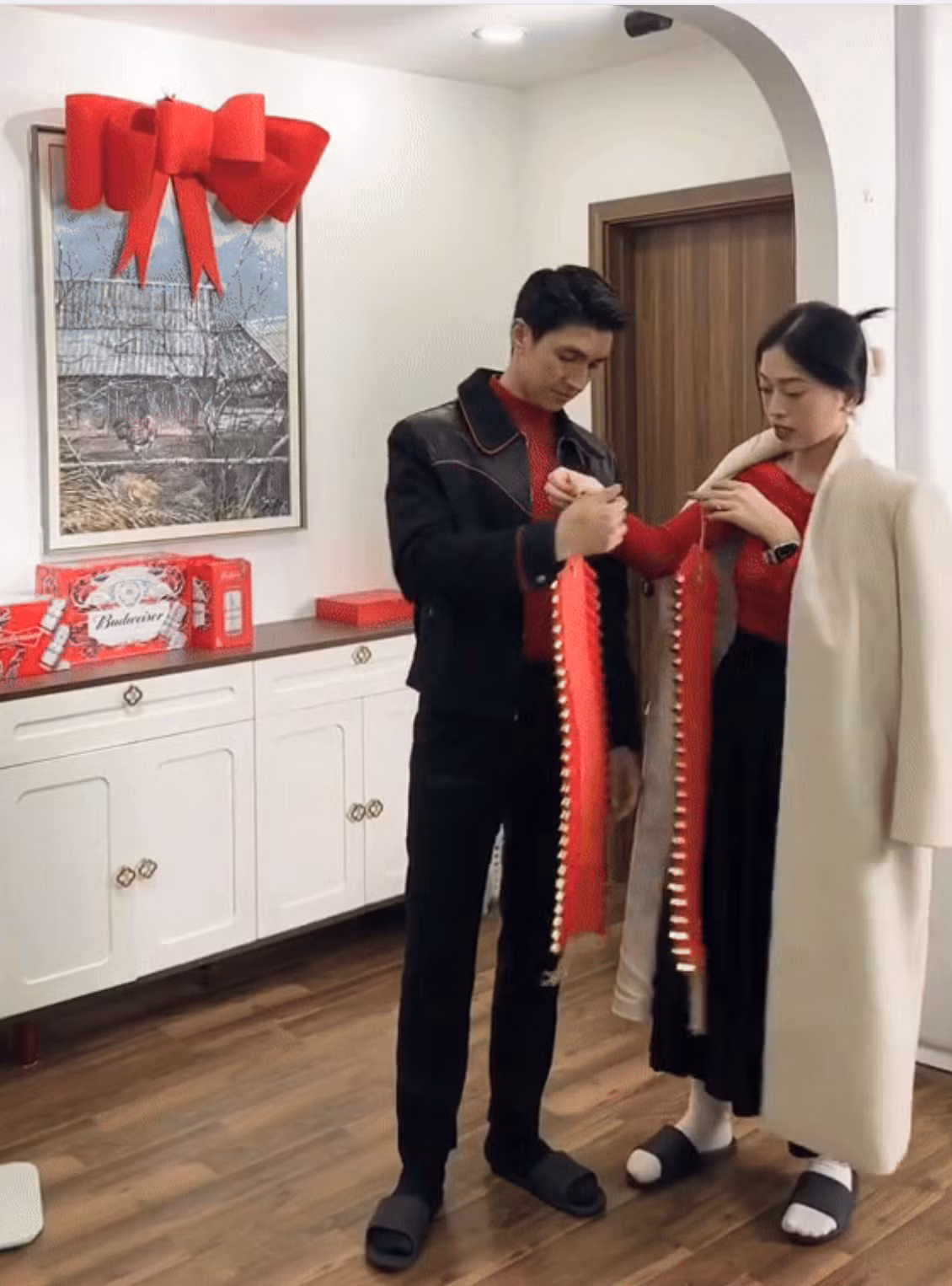 Vợ chồng Bình An - Phương Nga mua nhiều phụ kiện, chậu hoa trang trí nhà cửa đón năm mới. Gam màu đỏ chủ đạo, tạo cảm giác tươi mới, ấm cúng.