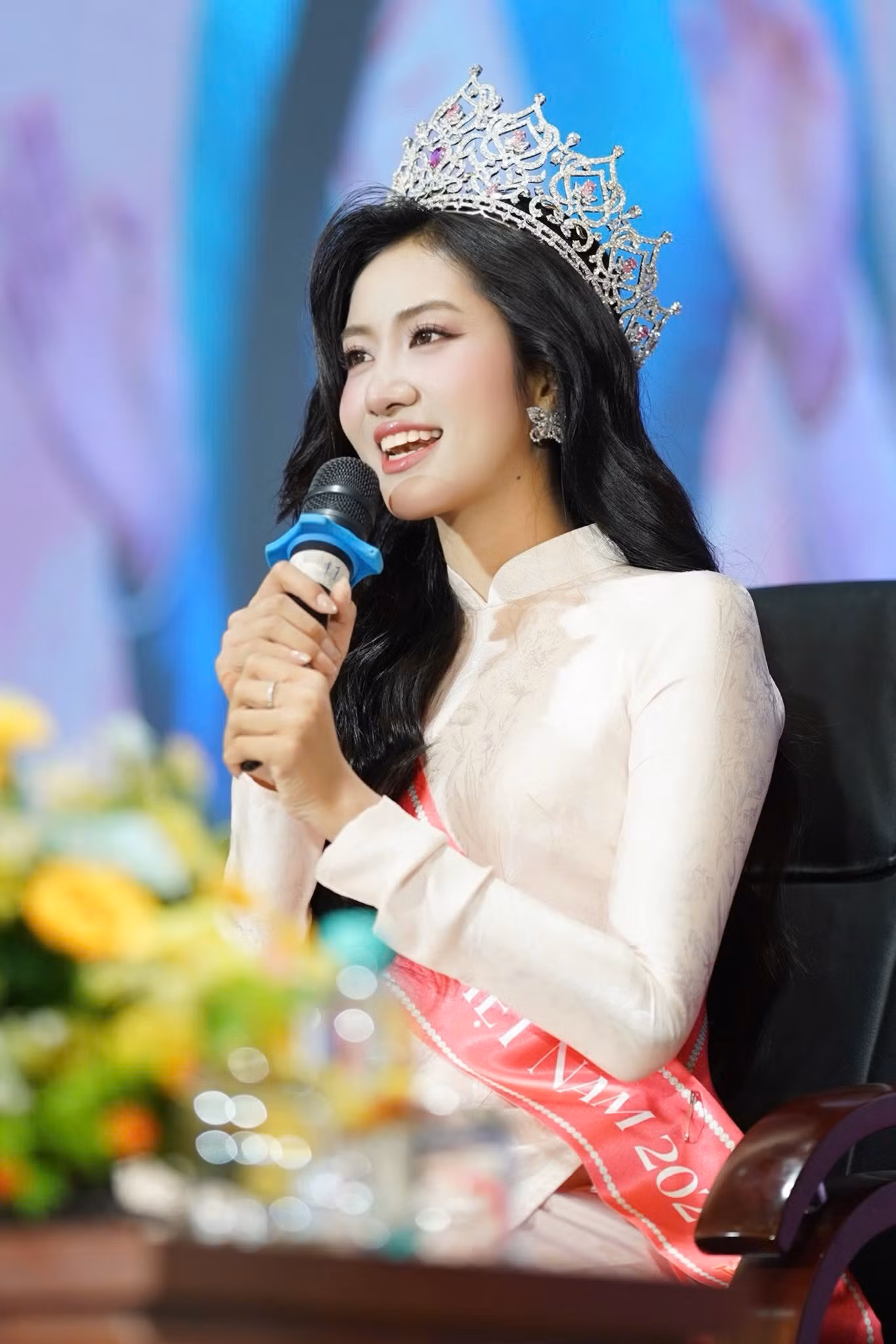 “Ban đầu, tôi không nghĩ mình sẽ đi xa đến vậy. Khi trở về trường, tôi thực sự xúc động và có chút run,” Trúc Linh chia sẻ. Tân Hoa hậu bày tỏ lòng biết ơn sâu sắc đến nhà trường, thầy cô và gia đình đã luôn tạo điều kiện để cô vừa học tập, vừa hoàn thành tốt các vòng thi. Cô cũng gửi lời tri ân đến ba mẹ vì luôn đồng hành, động viên và quan tâm tới hành trình của con gái tại cuộc thi. “Nếu không có sự hỗ trợ của các bạn, tôi đã không thể có được thành công như hôm nay. Hôm nay, UFM đã có một Hoa hậu Việt Nam,” cô nói trong tiếng hò reo của hàng trăm sinh viên. Ảnh: Phạm Nguyễn.