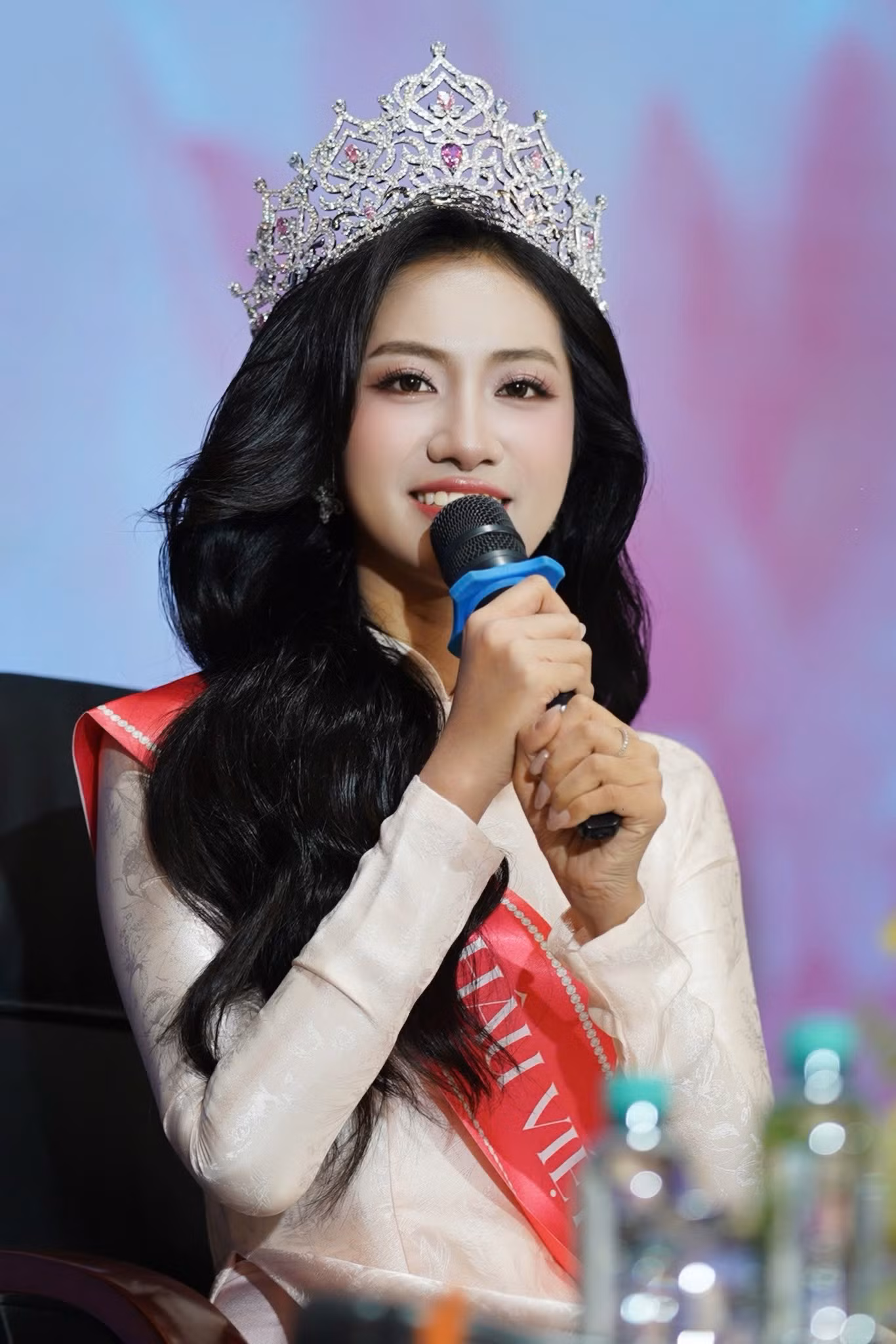 Tại buổi giao lưu, Hoa hậu Hà Trúc Linh chia sẻ lý do chọn theo học ngành Marketing. Cô từng mơ làm kiến trúc sư hoặc nhà thiết kế, nhưng cảm thấy khó cạnh tranh. Lên lớp 10, nhận thấy Marketing có nhiều tiềm năng, cô bắt đầu tìm hiểu và nộp hồ sơ xét tuyển vào UFM. Ảnh: Phạm Nguyễn.