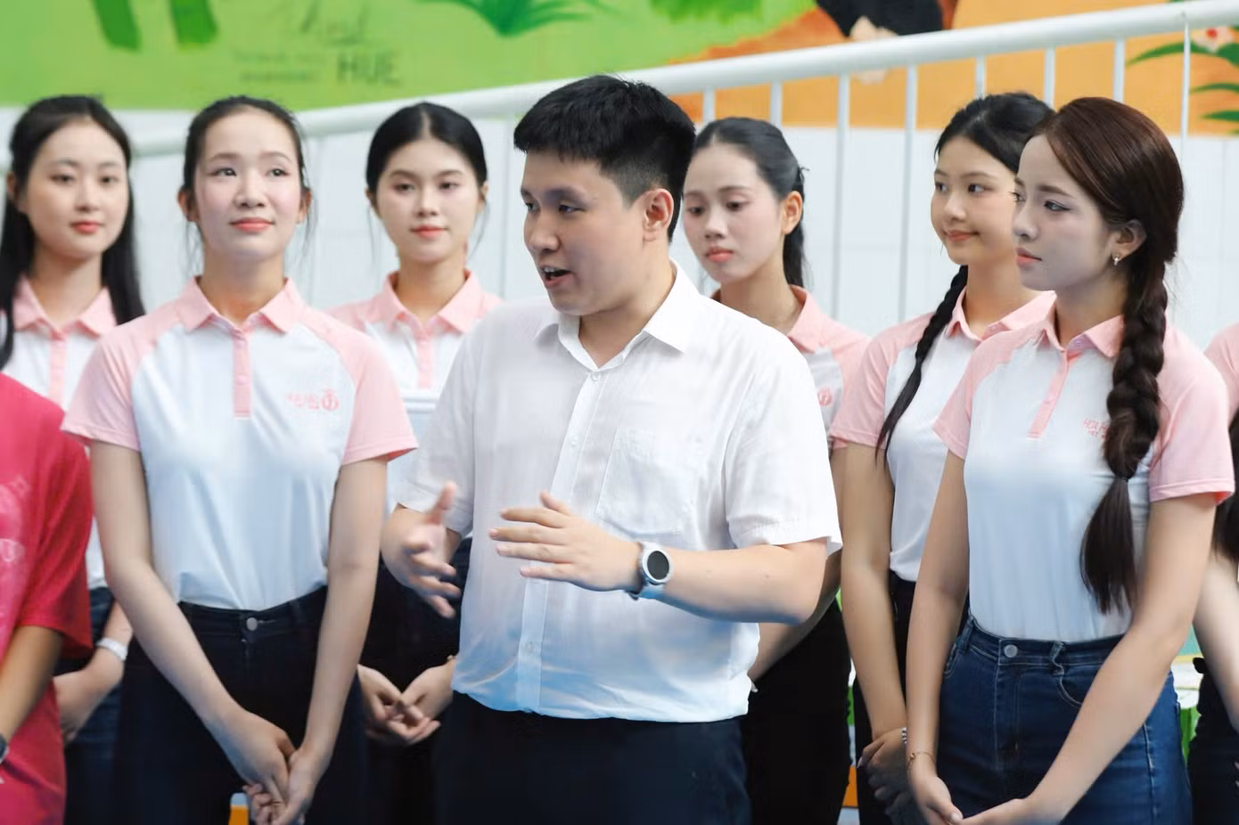 Thạc sĩ, bác sĩ Phạm Như Hiển, Phó Giám đốc Trung tâm Nội soi, Trưởng dự án “Không gian cho em” tại Bệnh viện Trung ương Huế bày tỏ sự trân trọng trước nghĩa cử của Top 25 thí sinh và BTC cuộc thi. “Tôi hy vọng Hoa hậu Việt Nam 2024 có một mùa giải thành công, và thành công đó cũng sẽ là niềm vinh dự cho thành phố Huế - nơi lần đầu đăng cai vòng chung kết. Mong rằng các thí sinh sẽ trở thành những đại sứ văn hóa và nhân ái, góp phần lan tỏa vẻ đẹp, lòng hiếu khách và tinh thần thiện nguyện của Huế đến bạn bè trong và ngoài nước”.