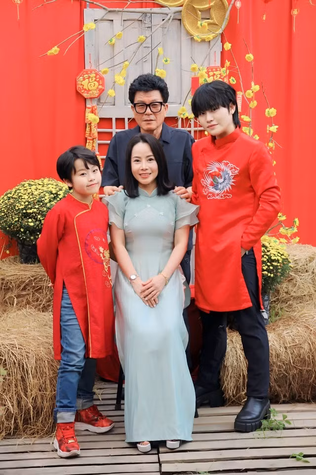 Có bố người Hàn Quốc, mẹ gốc Đồng Nai (Việt Nam), Hwang Min Woo từng nhiều lần về quê hương. Dịp Tết Nguyên đán Giáp Thìn 2024, Min Woo cùng em trai và bố mẹ trao phần quà cho nhiều hộ gia đình khó khăn ở huyện Định Quán, Đồng Nai.