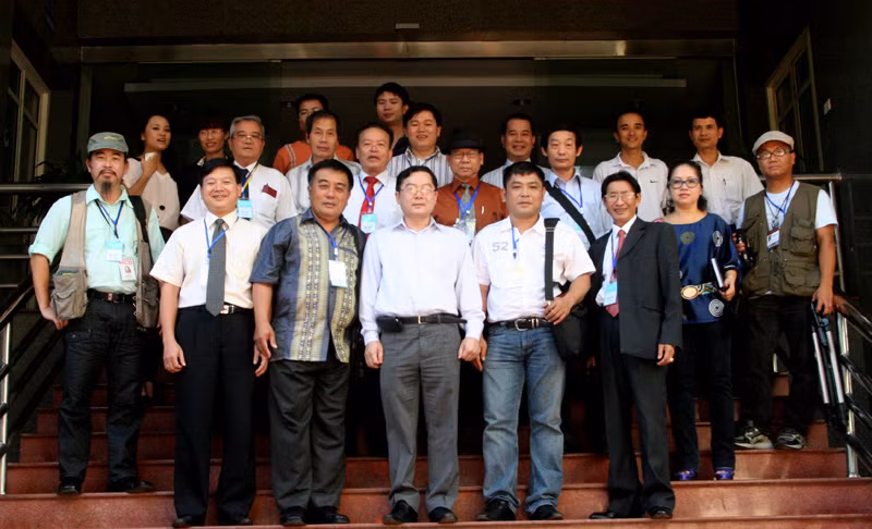 Chụp ảnh lưu niệm tại tòa soạn báo Tiền Phong
