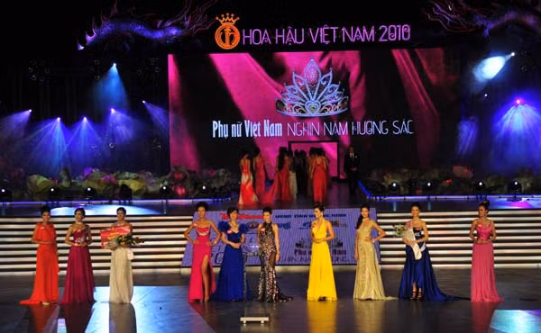 Năm thí sinh vào vòng ứng xử: Nguyễn Thị Loan, Đặng Thùy Trang, Nguyễn Bảo Ngọc, Đặng Thị Ngọc Hân, Vũ Thị Hoàng My.
