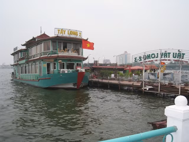 Du thuyền trên hồ Tây. Ảnh: Sở Giao thông vận tải Hà Nội