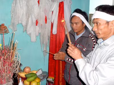 Anh Nga, anh Máy xót xa bên bàn thờ mẹ